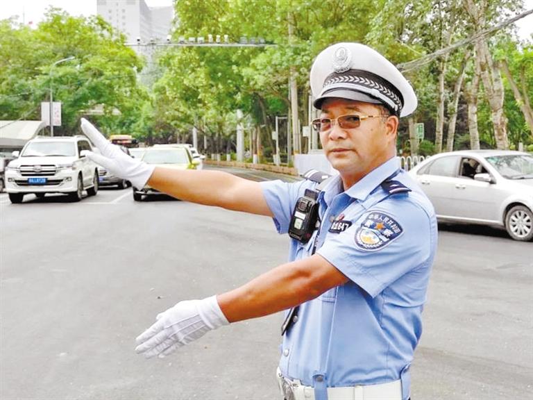 蘭州城關(guān)區(qū)交警大隊(duì)一線老交警馬驍：俯首甘為“老黃?！?>
        </a><em>蘭州城關(guān)區(qū)交警大隊(duì)一線老交警馬驍：俯首甘為“老黃?！?/em></li>
    <li><a  target=