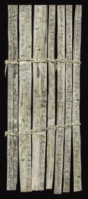 漢簡(jiǎn)《康居王使者冊(cè)》。此簡(jiǎn)記載了西域康居國(guó)使者前來(lái)“進(jìn)貢”駱駝，抵達(dá)敦煌遇到不公后反映問(wèn)題，朝廷受理解決的經(jīng)過(guò)。新華社發(fā)（甘肅簡(jiǎn)牘博物館供圖）