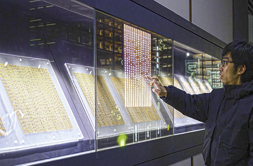 3月6日，工作人員在荊門(mén)市博物館新館內(nèi)楚簡(jiǎn)展廳展示使用互動(dòng)裝置。新華每日電訊記者　胡競(jìng)文