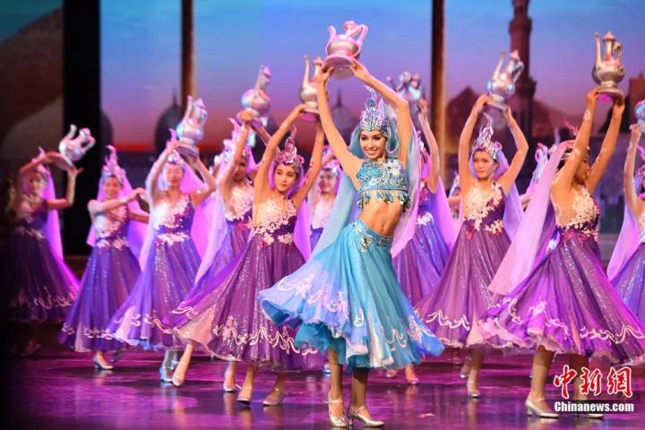《絲路花雨》外國演員在波斯酒舞中領(lǐng)舞。楊艷敏 攝