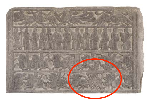 △漢代迎賓、車馬出行畫像石，現(xiàn)藏于臨沂市博物館。畫像石的第四層中有軺車出現(xiàn)。