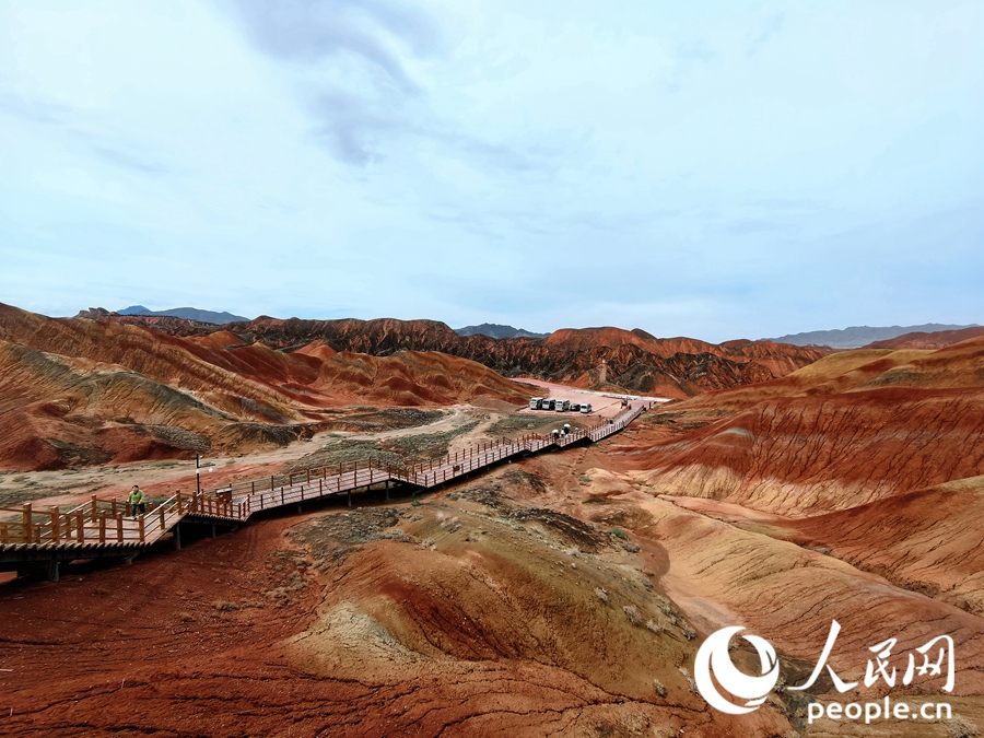  雨后的七彩丹霞，顏色格外艷麗。人民網(wǎng) 黃津曉虎攝