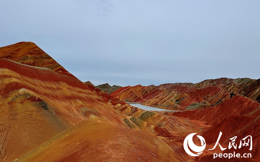 雨后的七彩丹霞，顏色格外艷麗。人民網(wǎng)記者 徐冬兒攝
