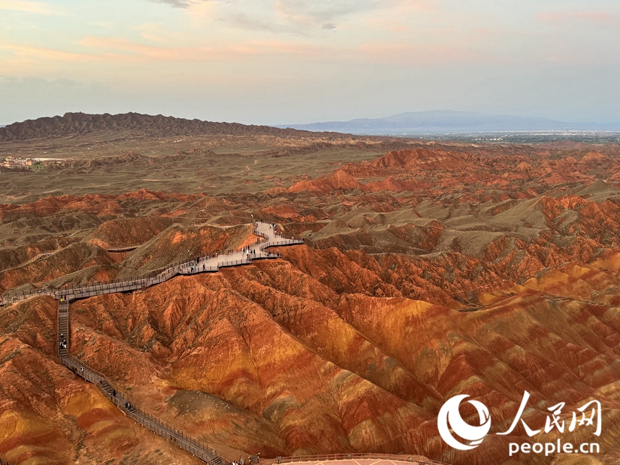 日落時(shí)分，余暉與丹霞交相輝映。人民網(wǎng)記者 徐冬兒攝