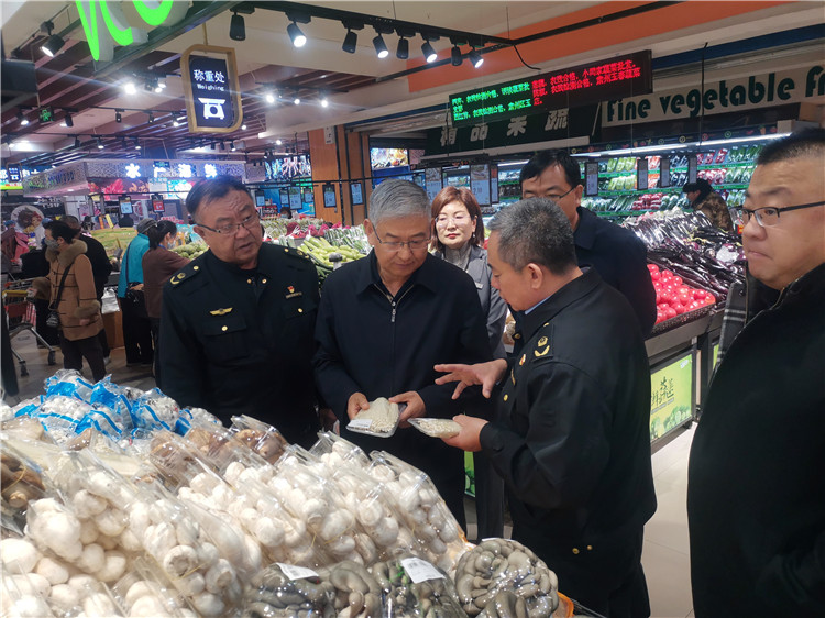圖為市委常委、市紀(jì)委書記、市監(jiān)委主任張學(xué)勇調(diào)研食品安全責(zé)任包保企業(yè)西部天地商貿(mào)有限責(zé)任公司.jpg