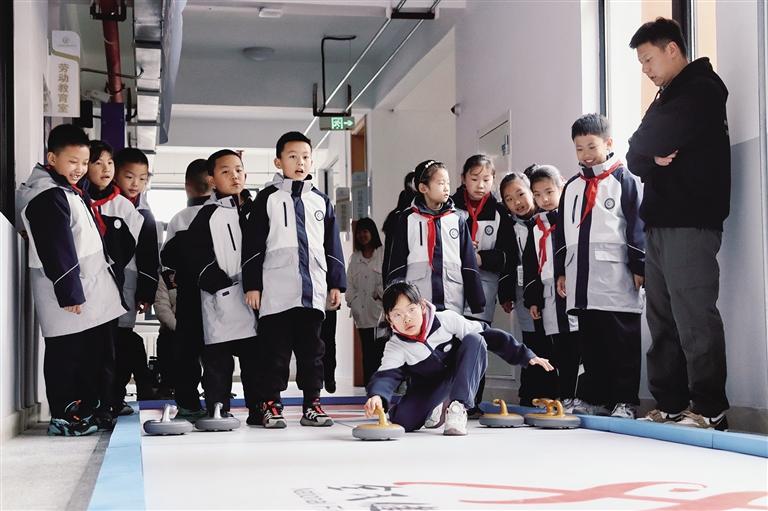 冰雪逐夢(mèng) 燃動(dòng)校園